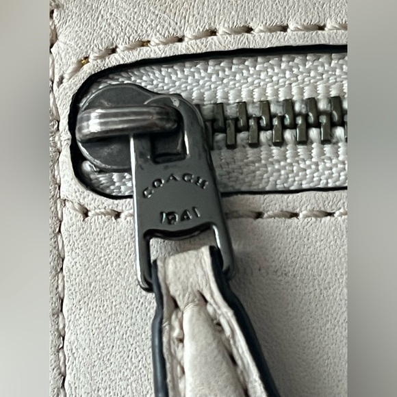 Mickey Mouse Coach clutch - Picture 11 of 16